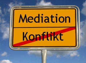 Deutsches Ortsschild mit Beschriftung Schule Arbeitslos